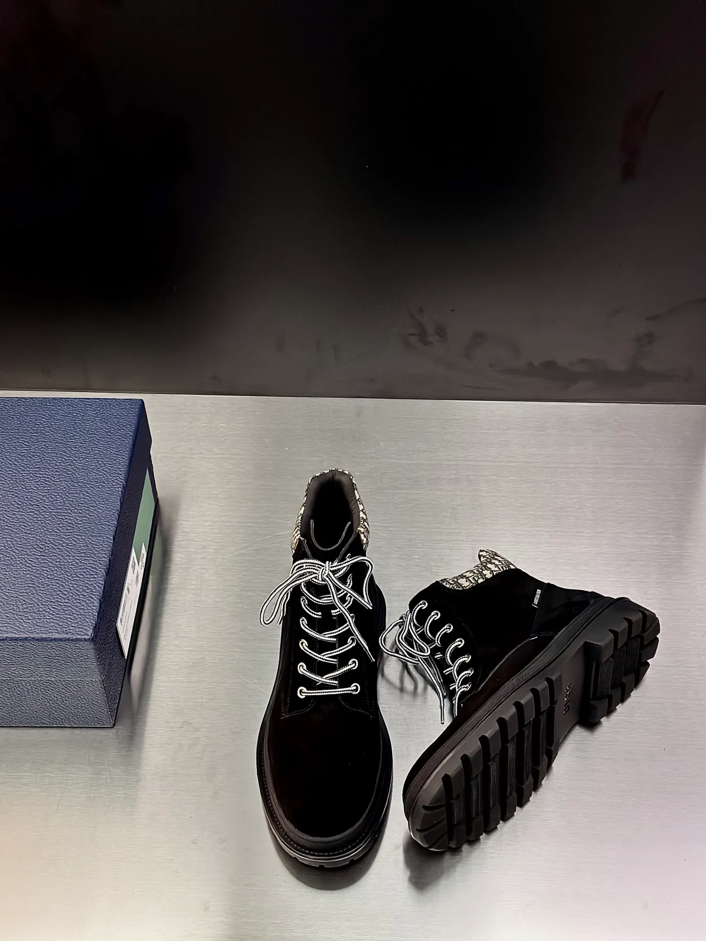Men's shoes 💰960 Dior Dior high-top sneakers, top-quality goods produced in Dongguan, show version, leading counter trial style, Nappa cowhide material, light and breathable, soft and comfortable, easier to put on and take off, calfskin leather edging, distinctive sports style, genuine leather tongue Dior letter badge, showing the brand style, lightweight embossed pattern rubber sole, light and genuine leather feet, with original packaging Size: 39-40-41-42-43-44 (45, 46 customized) leather shoe size